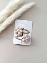 Load image into Gallery viewer, Knit Pearl Flower Hair Clip Set