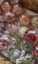 Load image into Gallery viewer, Dried Flower Christmas Ornament