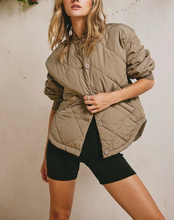 Load image into Gallery viewer, Quilted Light Puffer Bomber Jacket
