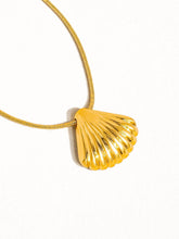 Load image into Gallery viewer, The Seaside Gold Seashell Necklace
