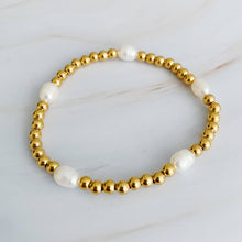 Load image into Gallery viewer, Freshwater Pearl Golden Bauble Bracelet
