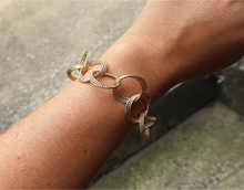 Load image into Gallery viewer, Etched Circle Chain Bracelet
