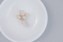 Load image into Gallery viewer, Floral Cross Resin Hair Clip
