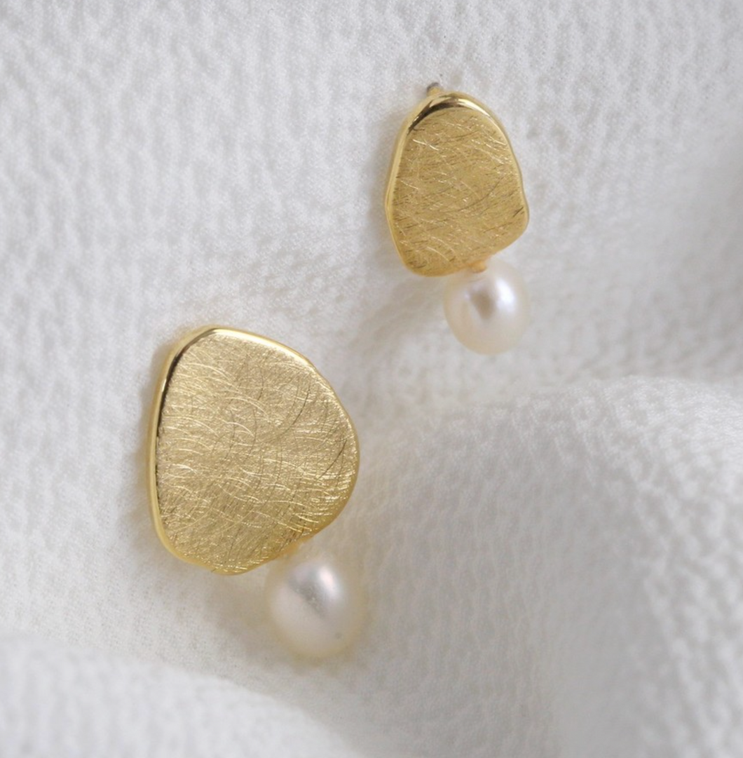 Mismatched Brushed Gold Pearl Stud Earrings