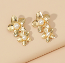 Load image into Gallery viewer, Retro Pearl Flower Earrings
