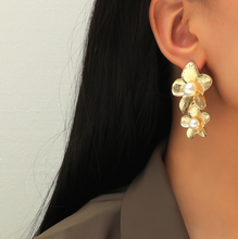 Load image into Gallery viewer, Retro Pearl Flower Earrings
