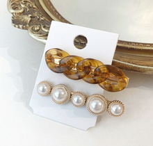 Load image into Gallery viewer, Pearl &amp; Resin Hair Clip Set
