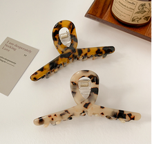 Load image into Gallery viewer, Large French Retro Leopard Catch Clip
