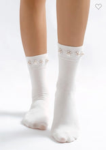 Load image into Gallery viewer, Pearl Flower Socks
