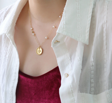Load image into Gallery viewer, Clover Circle Pendant Pearl Necklace

