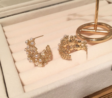 Load image into Gallery viewer, Pearl Flower Cluster Dangle Earrings

