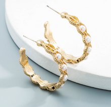 Load image into Gallery viewer, Gold Circle Pearl Hoop Earrings
